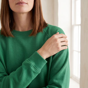Close view of the Rita sweatshirt crew neckline, raglan seam and ribbed cuff in Green